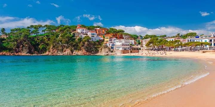 Cómo llegar a Costa Brava en tren: rutas, tiempos y precios esenciales