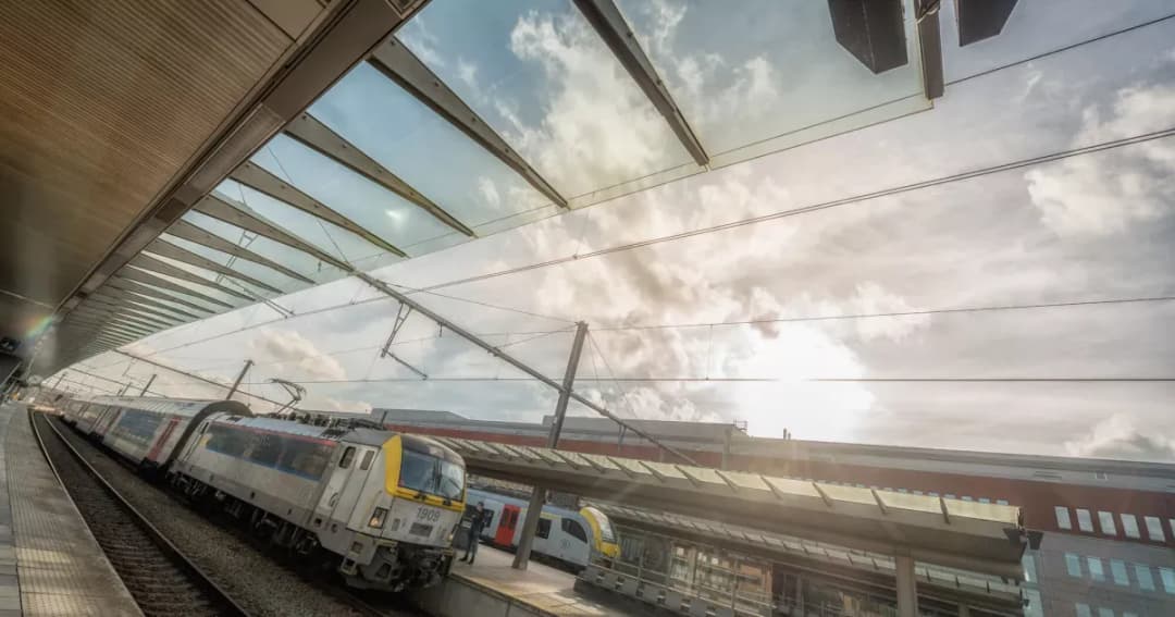 Cómo llegar a brujas en tren: horarios, rutas y consejos útiles
