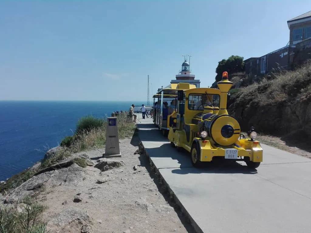 Cómo llegar a Finisterre en tren: rutas, horarios y precios detallados